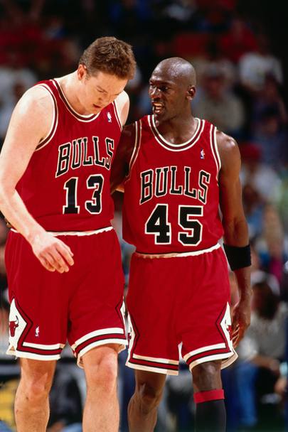 MJ per celebrare il ritorno indossa l&#39;inedita maglia con il numero 45, lo stesso del fratello, idolo d&#39;infanzia, dopo che i Chicago Bulls avevano ritirato la sua maglia numero 23 (Nba)